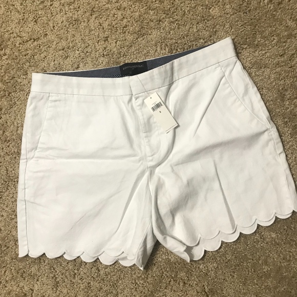 Banana Republic Pants - ⭐️NWT Banana Republic Scalloped Shorts⭐️
